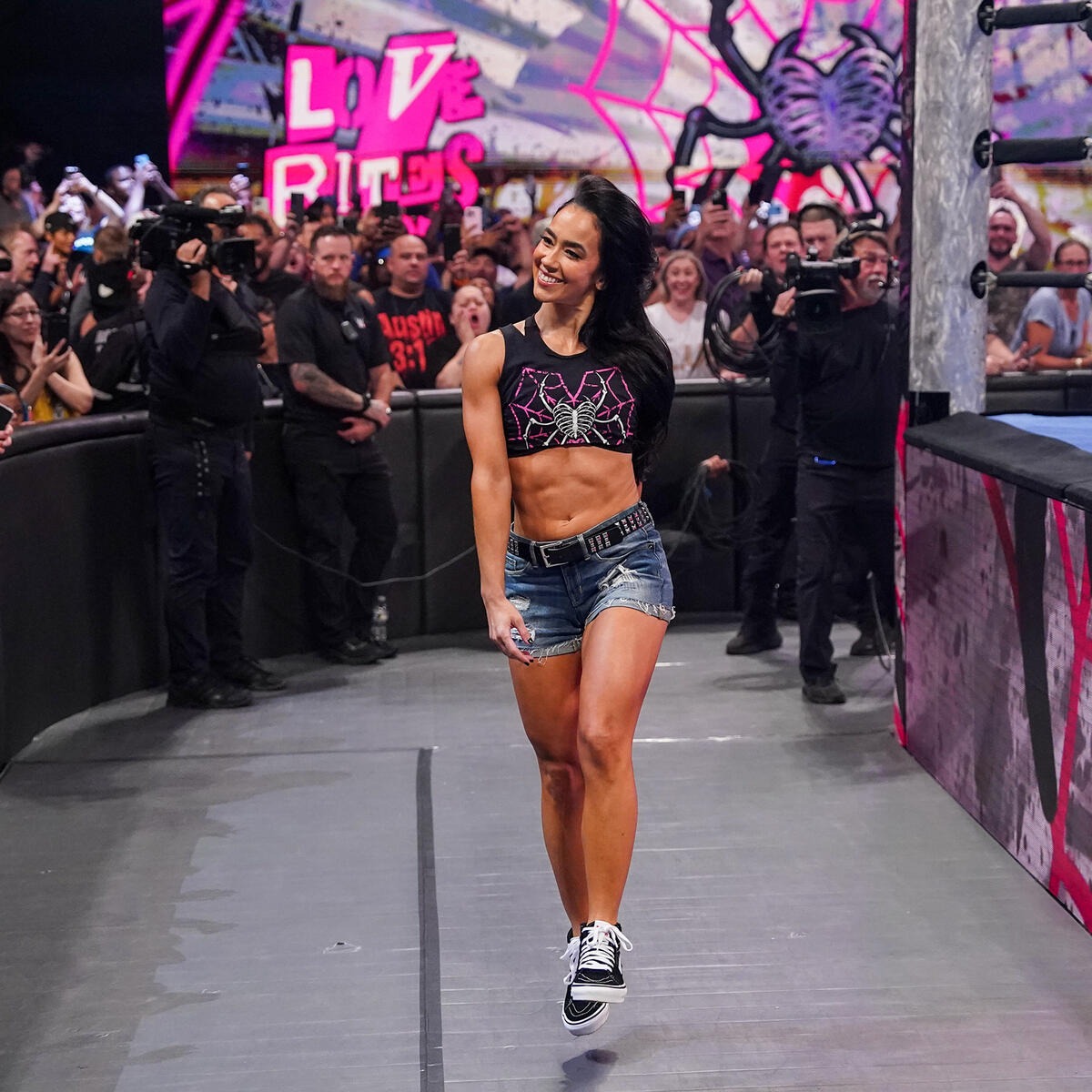 Polera AJ Lee WWE Love Bites Back